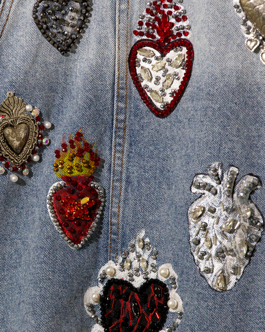 Denim jacket corazones metálicos