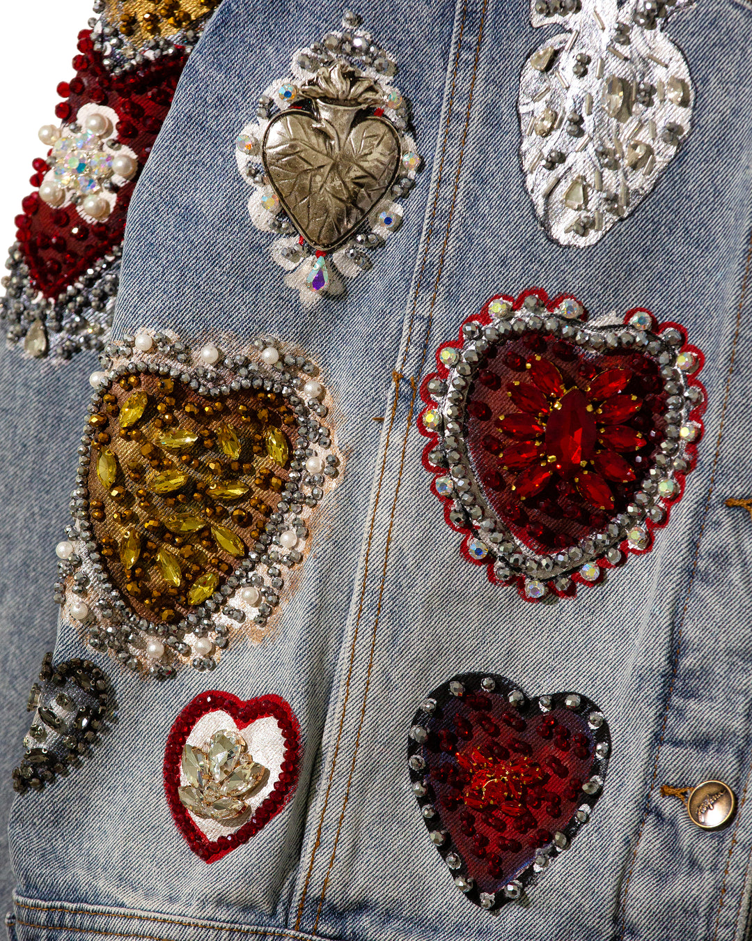 Denim jacket corazones metálicos