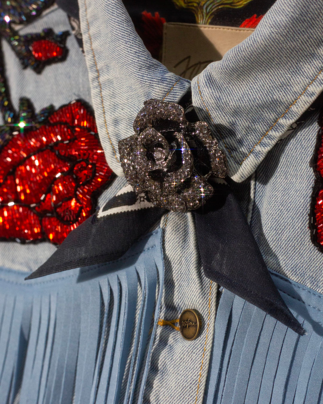 Sobre camisa denim con flecos y rosas