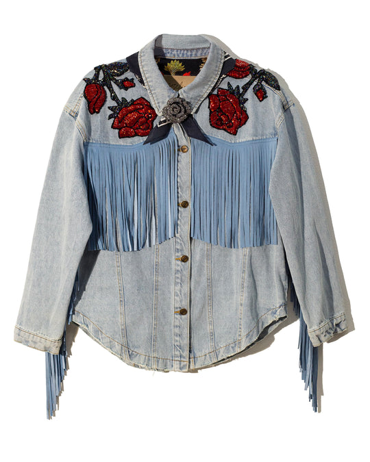 Sobre camisa denim con flecos y rosas