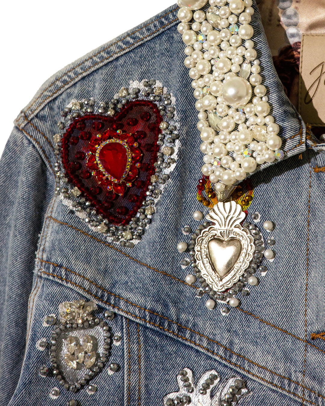 Denim jacket corazones metálicos