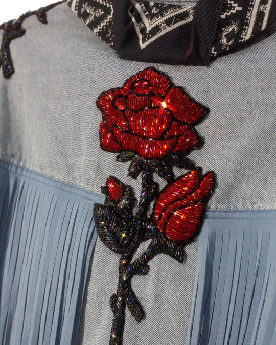 Sobre camisa denim con flecos y rosas