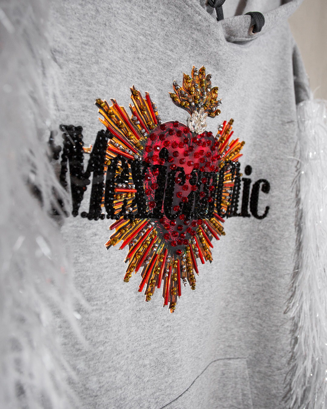 Hoodie gris #MexicanChic con plumas