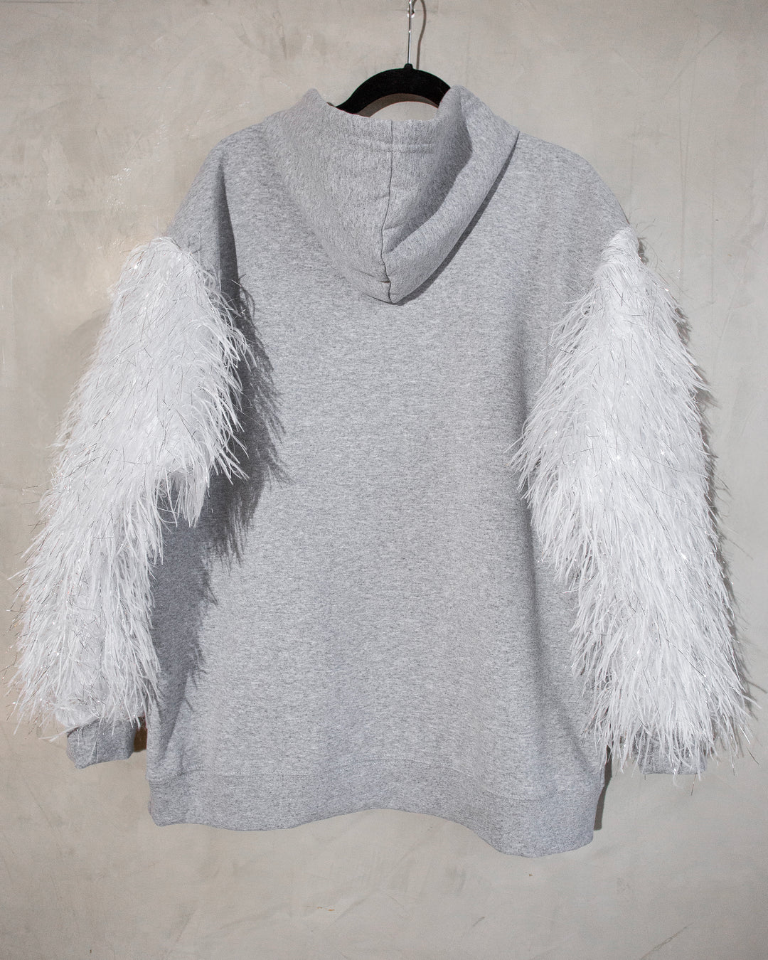 Hoodie gris #MexicanChic con plumas