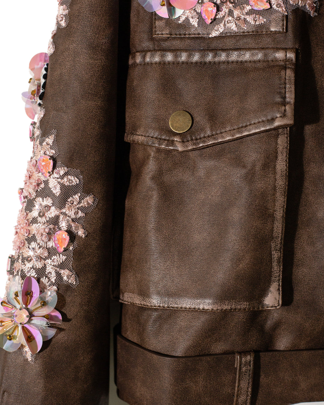 Biker jacket café con cintillas y flores