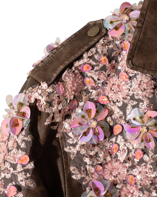 Biker jacket café con cintillas y flores