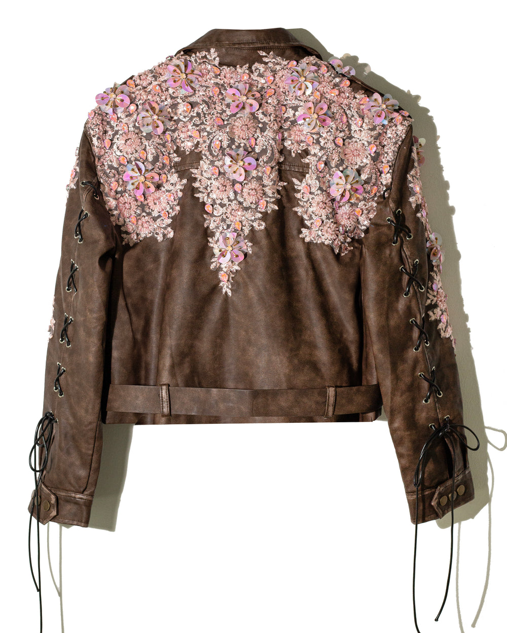 Biker jacket café con cintillas y flores